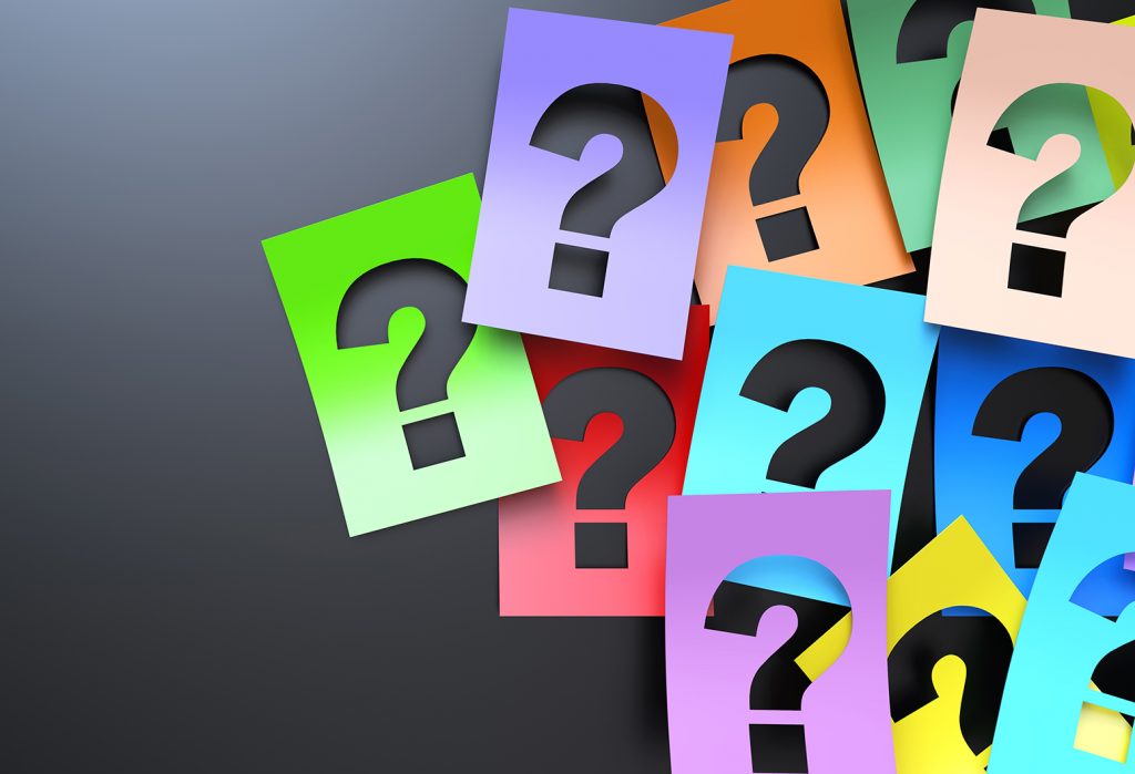 Fragezeichen auf buntem Papier