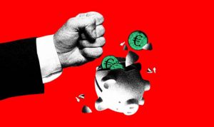 Männliche Hand, die Sparschwein bricht, mit Geld auf rotem Hintergrund