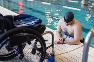 Rollstuhl Schwimmbad Mann