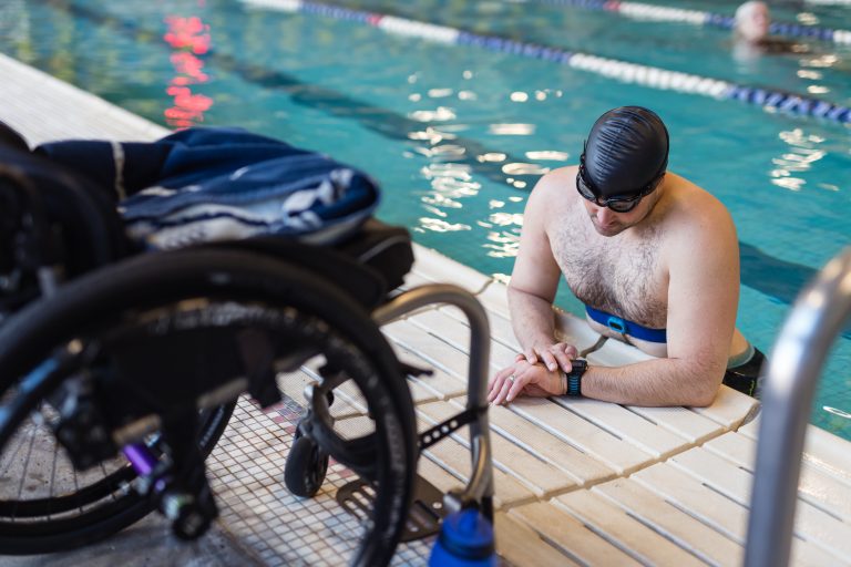 Rollstuhl Schwimmbad Mann
