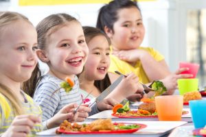 Kinder essen Schulessen