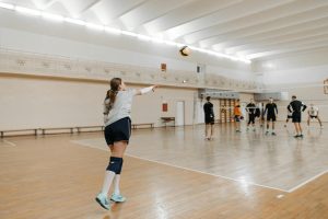 Sporthalle mit Volleyball-Spielern