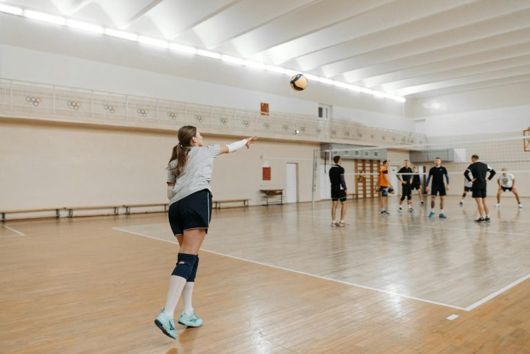 Sporthalle mit Volleyball-Spielern