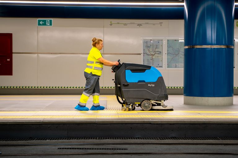 Frau reinigt U-Bahn-Station