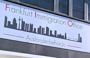 Schild: Frankfurt Immigration Office