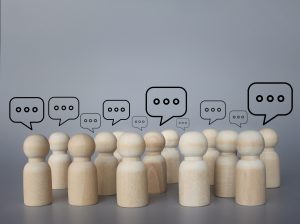 Personenfiguren mit Sprechblase