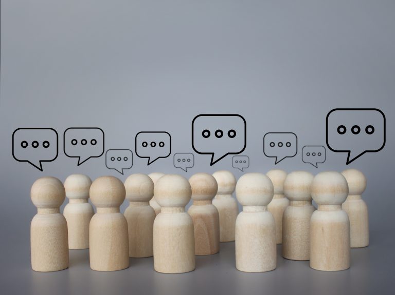 Personenfiguren mit Sprechblase